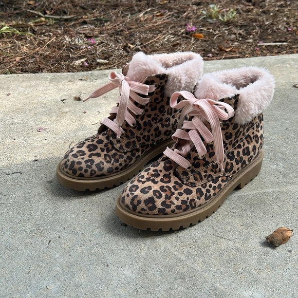 Cheetah Print Kids Boots with Pink Fur Accents - Picture 2 of 6